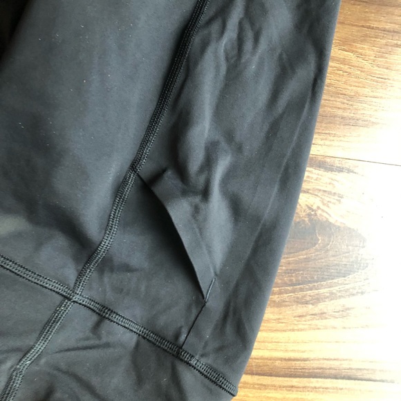 Lululemon Crops With pockets - Picture 5 of 5